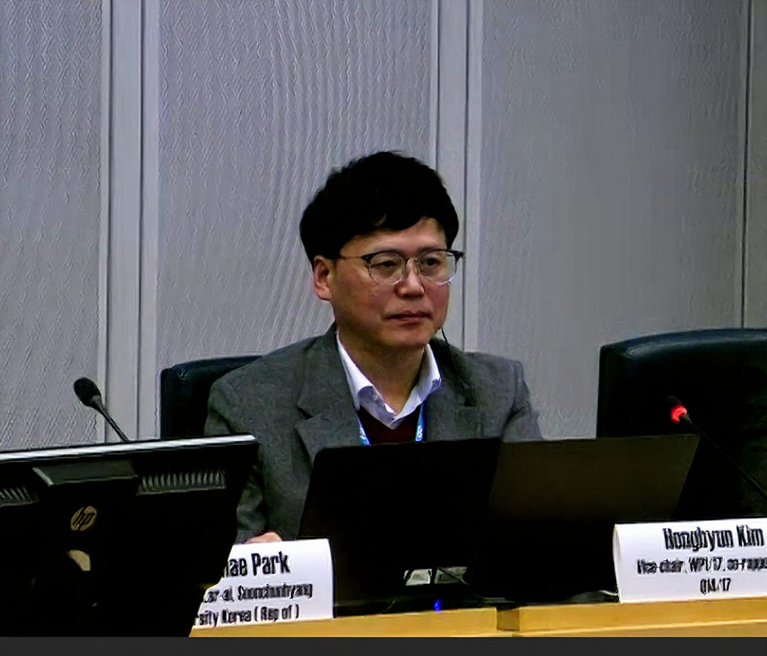 Professor Jong-Hyun Kim speaking at a standardization meeting